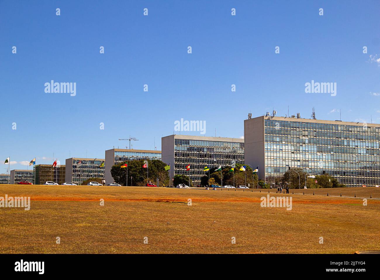 Brasília, Federal District, Brasilien – 23. Juli 2022: Panoramafoto der Esplanade der Ministerien in Brasília. Stadtbild mit Gebäuden bei klarem Tag. Stockfoto