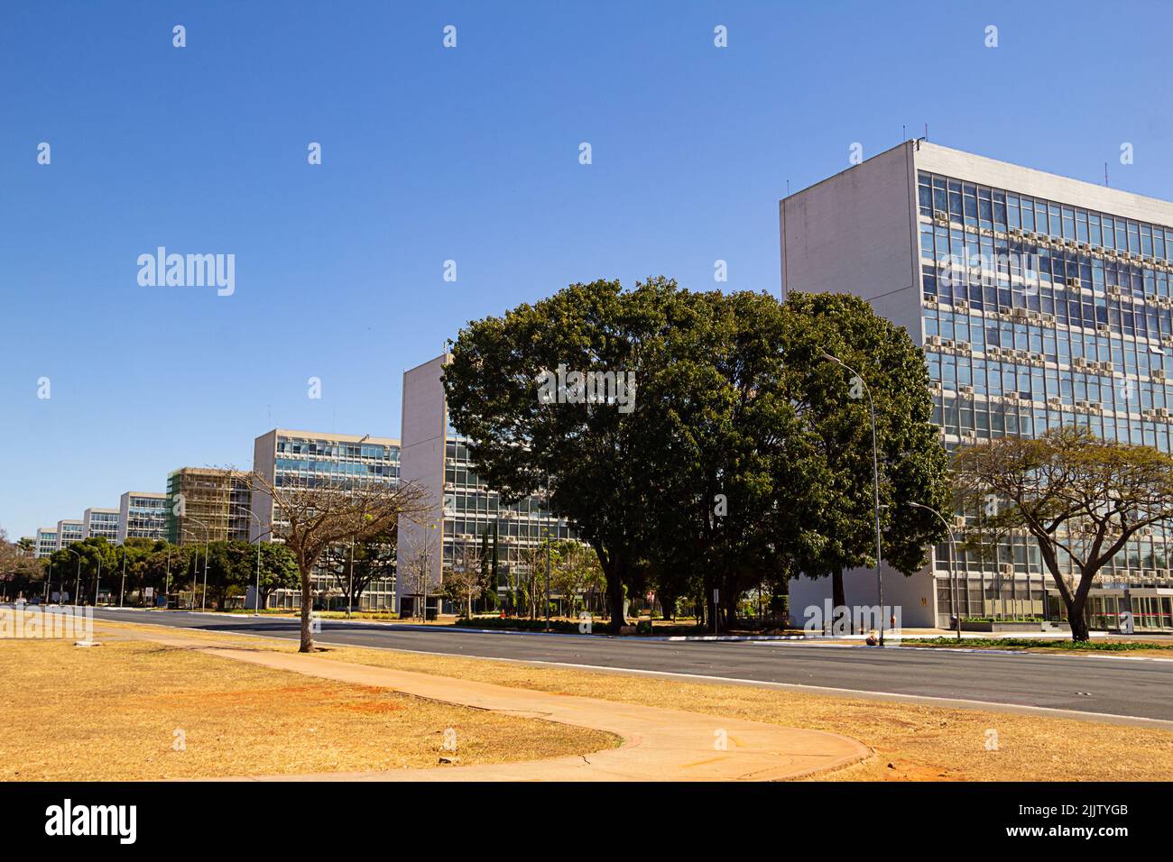 Brasília, Federal District, Brasilien – 23. Juli 2022: Panoramafoto der Esplanade der Ministerien in Brasília. Stadtbild mit Gebäuden bei klarem Tag. Stockfoto