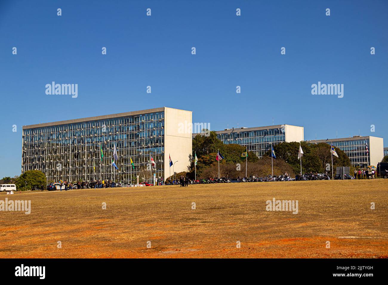 Brasília, Federal District, Brasilien – 23. Juli 2022: Panoramafoto der Esplanade der Ministerien in Brasília. Stadtbild mit Gebäuden bei klarem Tag. Stockfoto