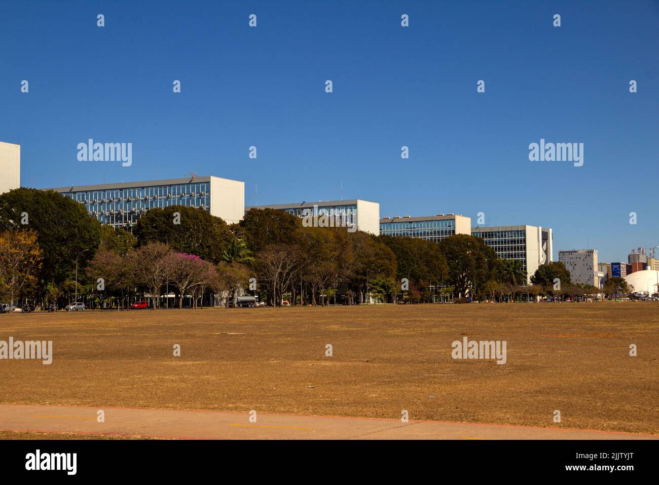 Brasília, Federal District, Brasilien – 23. Juli 2022: Panoramafoto der Esplanade der Ministerien in Brasília. Stadtbild mit Gebäuden bei klarem Tag. Stockfoto