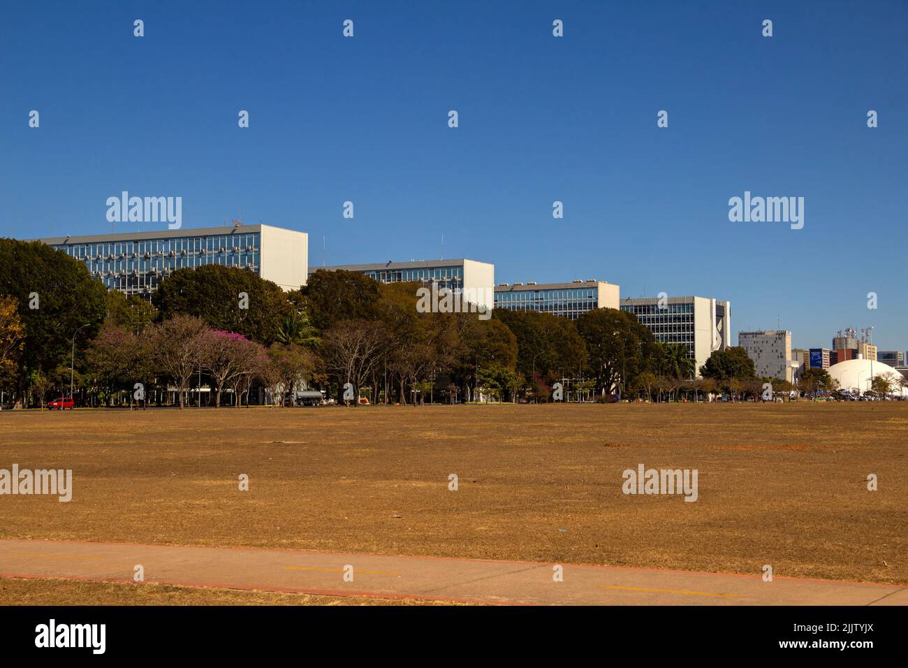 Brasília, Federal District, Brasilien – 23. Juli 2022: Panoramafoto der Esplanade der Ministerien in Brasília. Stadtbild mit Gebäuden bei klarem Tag. Stockfoto