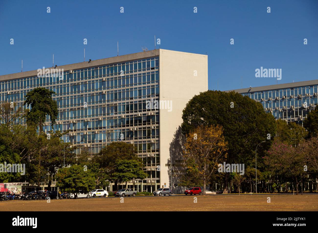 Brasília, Federal District, Brasilien – 23. Juli 2022: Detail von Esplanada dos Ministérios in Brasília, an einem klaren Tag mit blauem Himmel. Stockfoto