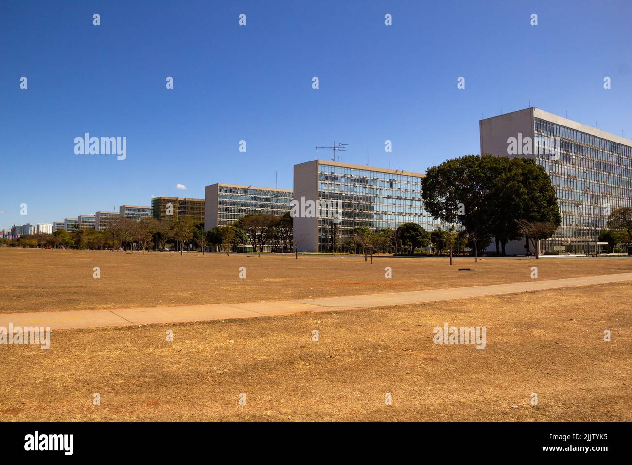 Brasília, Federal District, Brasilien – 23. Juli 2022: Panoramafoto der Esplanade der Ministerien in Brasília. Stadtbild mit Gebäuden bei klarem Tag. Stockfoto