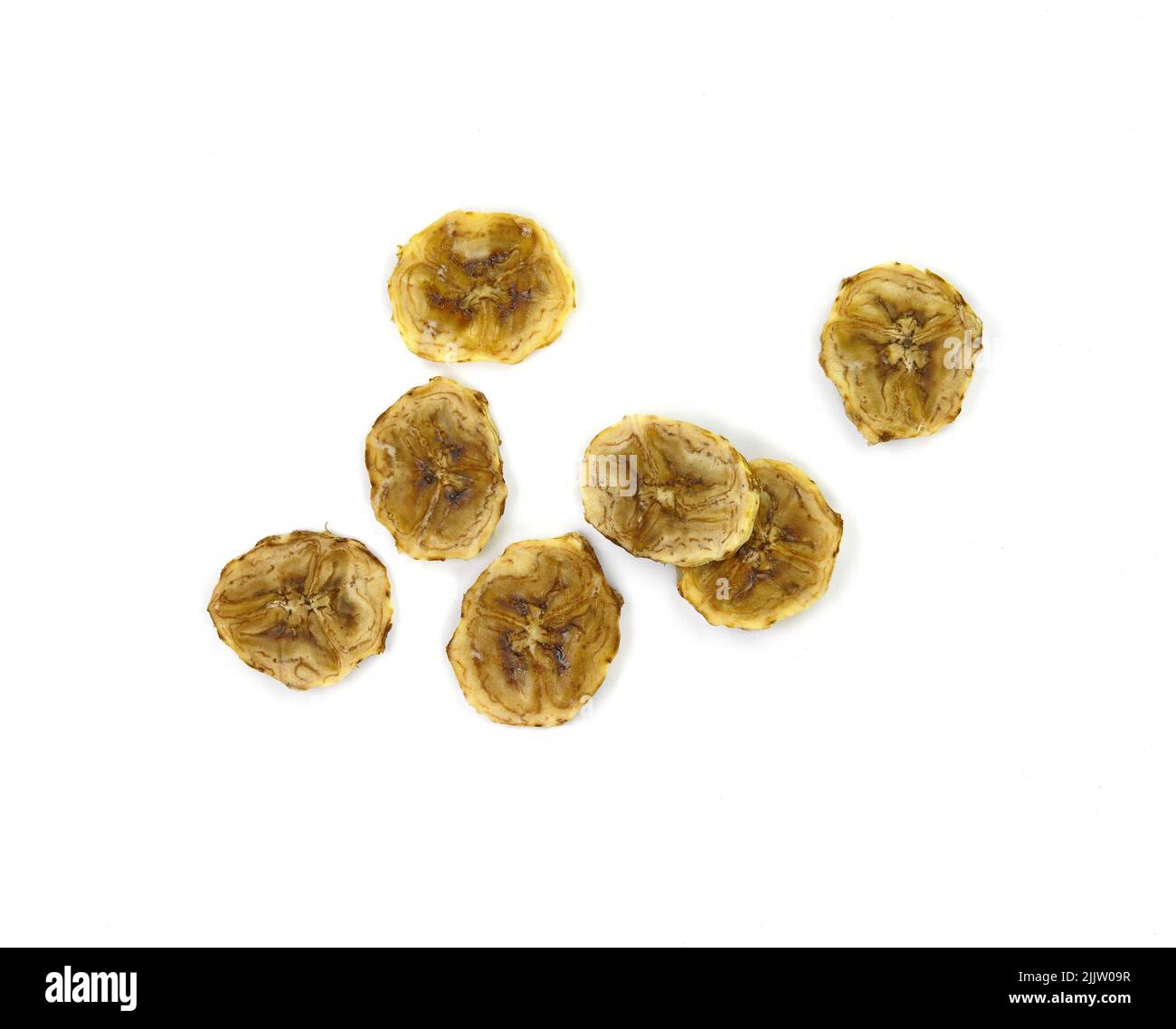 Getrocknete Bananenscheibe isoliert auf weißem Hintergrund. Mehrere getrocknete Bananenchips Snacks isoliert auf weißem Hintergrund. Stockfoto