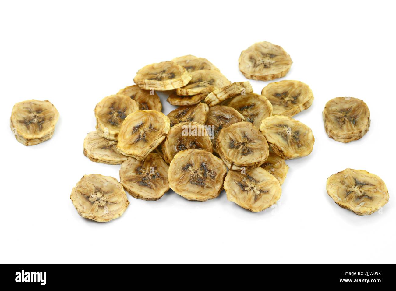 Getrocknete Bananenscheibe isoliert auf weißem Hintergrund. Mehrere getrocknete Bananenchips Snacks isoliert auf weißem Hintergrund. Stockfoto