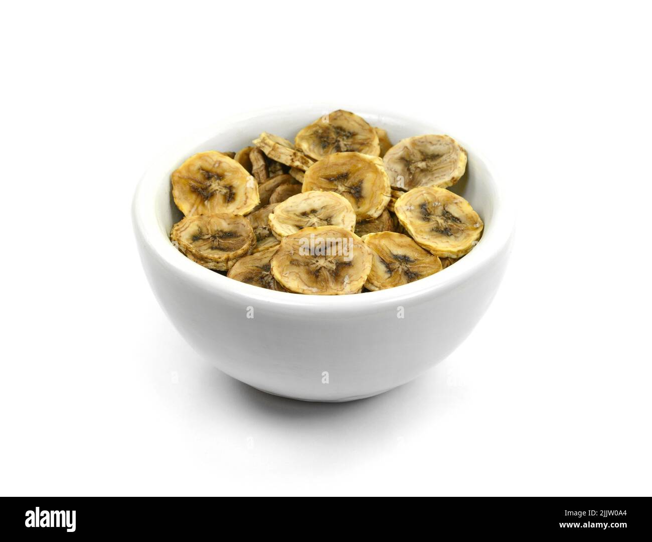 Getrocknete Bananenscheibe isoliert auf weißem Hintergrund. Mehrere getrocknete Bananenchips Snacks isoliert auf weißem Hintergrund. Stockfoto