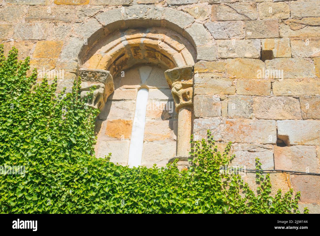 Romanisches Fenster. Kirche von San Cipriano, Bolmir, Kantabrien, Spanien. Stockfoto