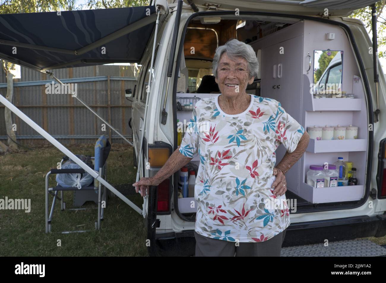 Die 84-jährige, Reisende, Rentnerin, Thelma Evans mit ihrem Toyota Hi-Ace Van im Touristenpark in Winton, Queensland. 1988 wurde Thelma Witwe, als sie mit ihrem Mann in einer Karawane durch Ausralia reiste. Nach einer trauernden Zeit entschied sie sich, weiter zu reisen. Sie hat den Wohnwagen durch einen leichter zu handhabenden Van ersetzt und ist seitdem über 400.000 km quer durch das Land gefahren. Sie ist fünf Mal auf der Gibb River Road unterwegs und verfügt über ein Lexikon der Straßen, Flüsse, Berge, Billabongs und Campingplätze Australiens. Ihr Wohnmobil, ausgestattet von ihrem Karpfen Stockfoto