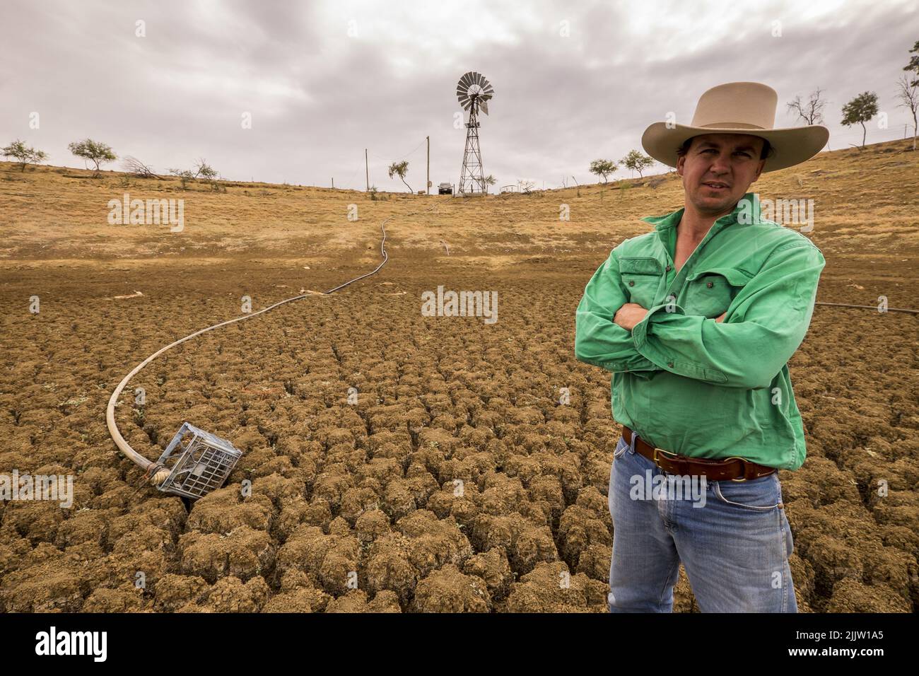 Der Schafzüchter und Viehzüchter James Walker fotografierte auf seinem von Dürre heimgesuchten Grundstück in der Nähe von Longreach in Queensland Stockfoto