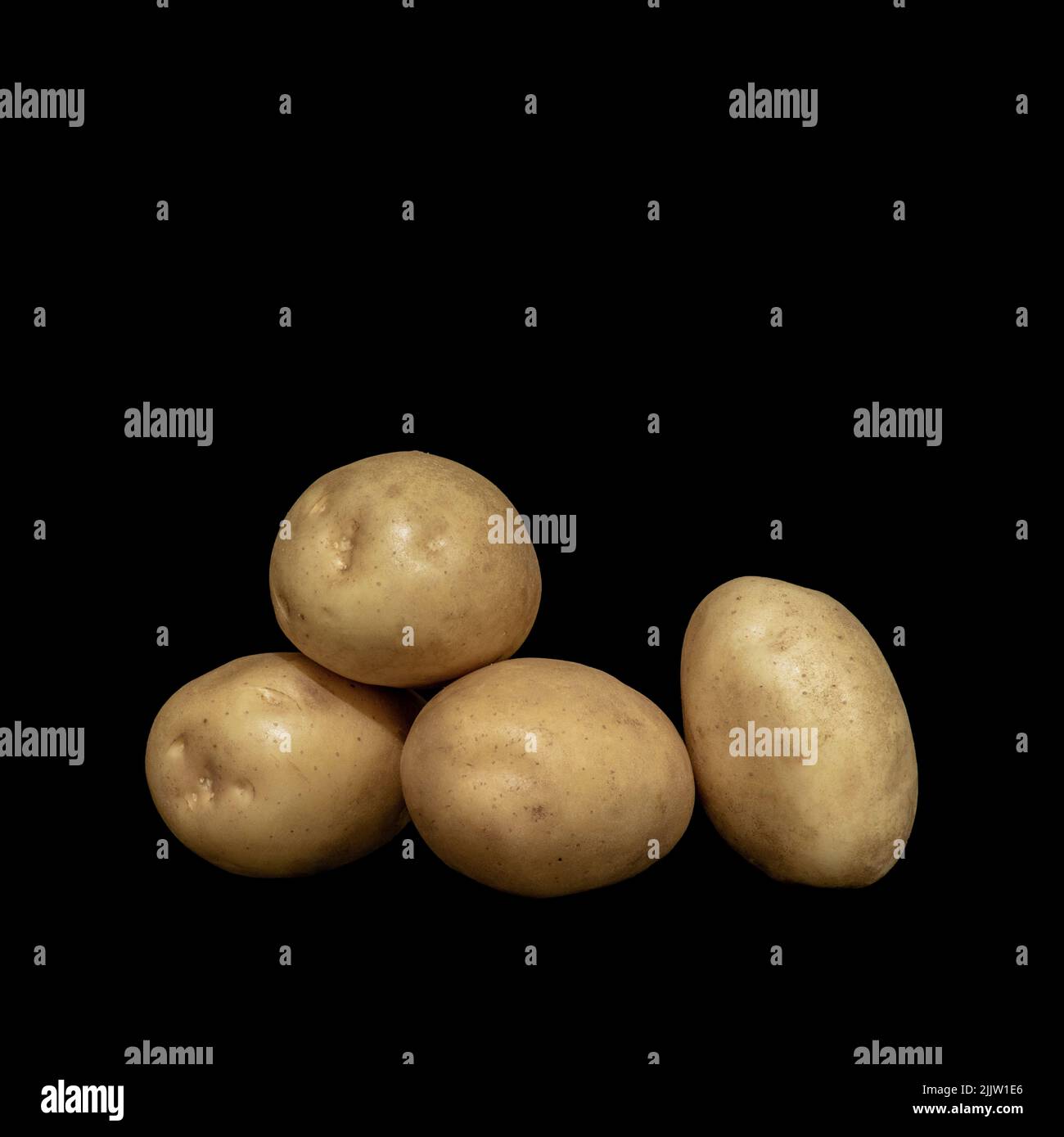 Bild Gemüsekartoffel auf schwarzem Hintergrund Stockfoto