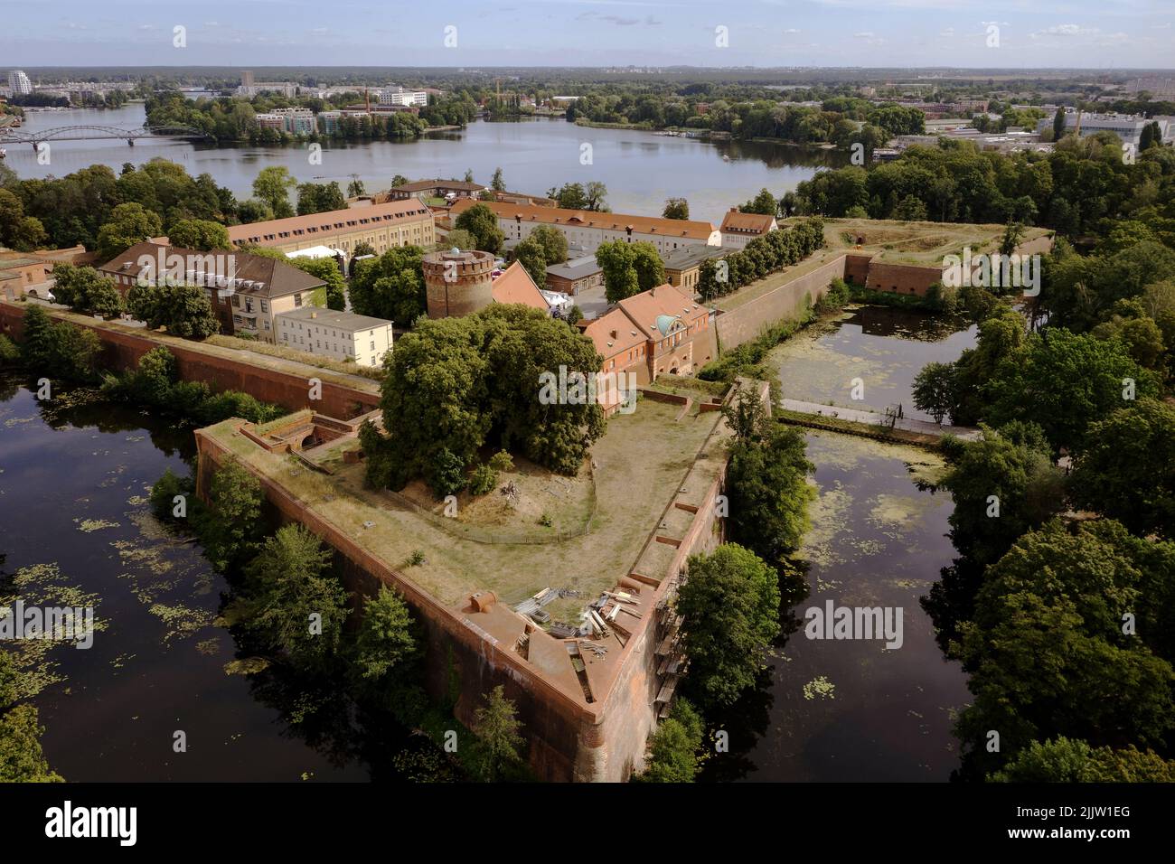 Berlin, Deutschland. 28.. Juli 2022. Die Zitadelle Spandau sieht aus der Luft wie eine Insel aus. Die Zitadelle ist eine der wichtigsten und am besten erhaltenen Festungen der Hohen Renaissance in Europa. (Drohnenschuss) Quelle: Paul Zinken/dpa/Alamy Live News Stockfoto