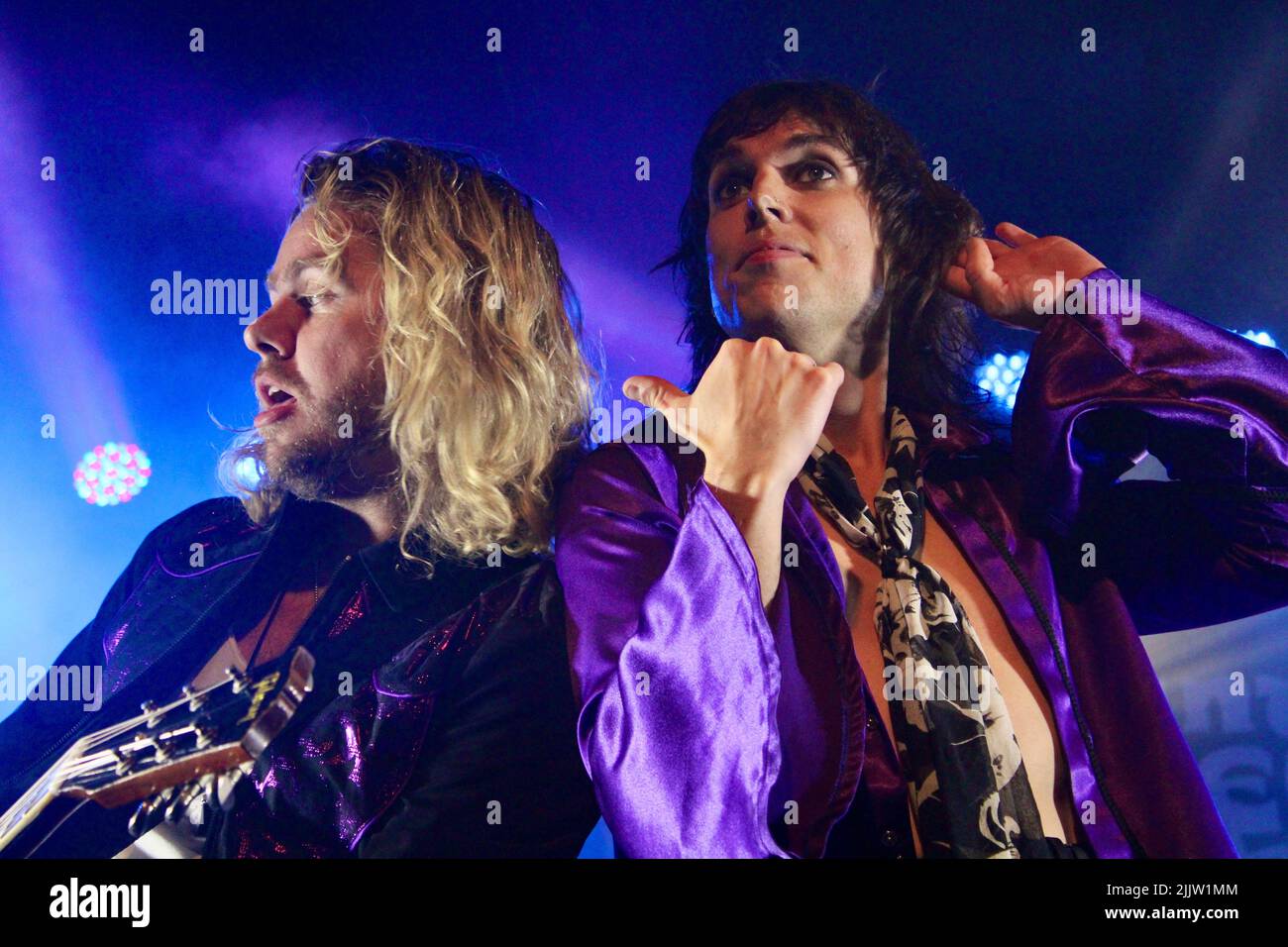 Eine Nahaufnahme der Struts Rock Band live in Detroit mit modernen blauen Lichtern auf der Bühne Stockfoto