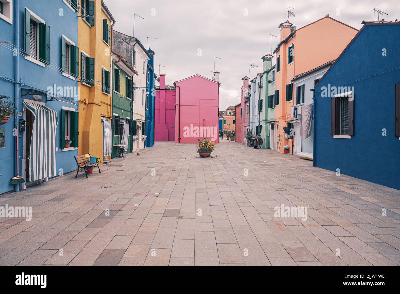 Die farbenfrohen, friedlichen Häuser in der Straße der Insel Burano in Venedig, Italien Stockfoto