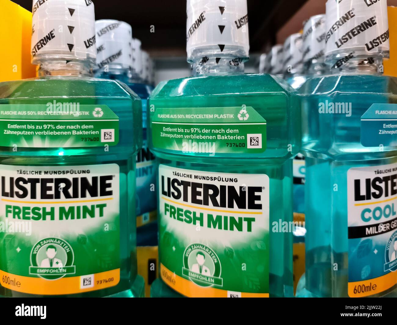 Mehrere grüne Flaschen Mundwasser der Marke Listerine auf einem  Supermarktregal Stockfotografie - Alamy