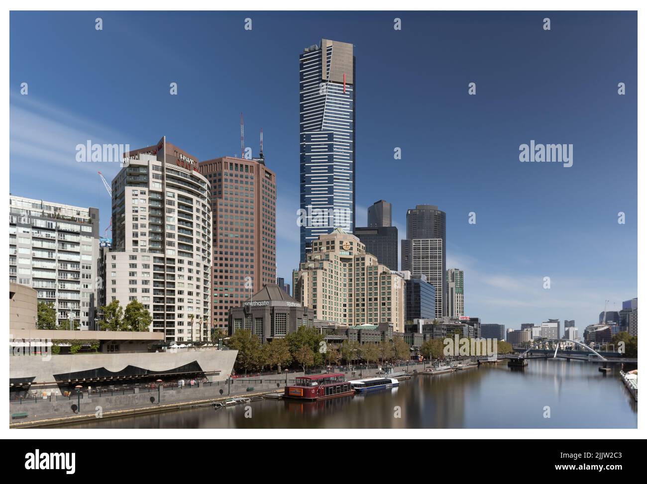 Eine malerische Aussicht auf den Yarra River in Melbourne mit den Gebäuden der Southbank am Flussufer Stockfoto