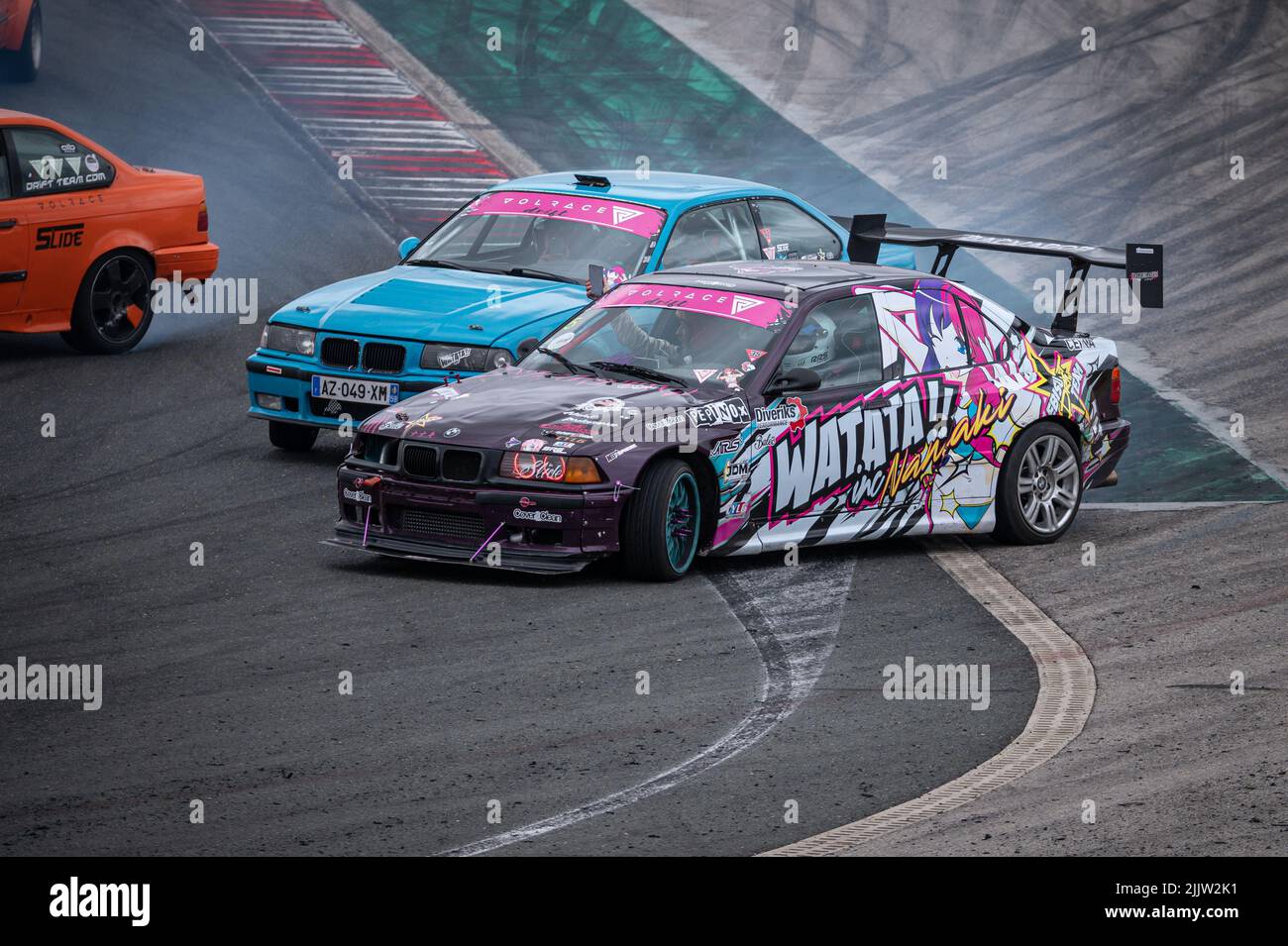 Kampf gegen die Drift des BMW E36 auf der Rennstrecke von Navarra Stockfoto