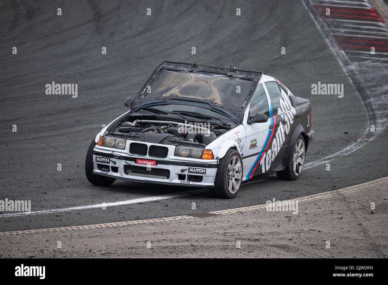 Weißer BMW E36 driftet auf der Rennstrecke von Navarra Stockfoto