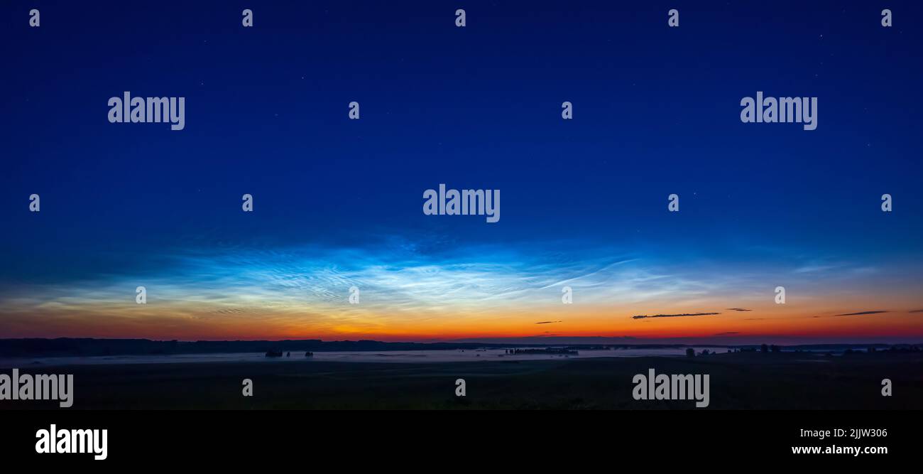 Nacht scheint - nächtliche Wolken in der Nacht, Panorama Stockfoto