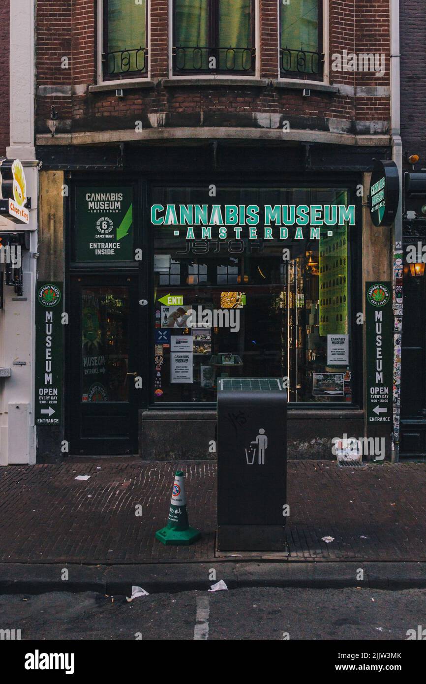 Eine vertikale Aufnahme einer Fassade des Cannabismuseums in Amsterdam, Niederlande Stockfoto