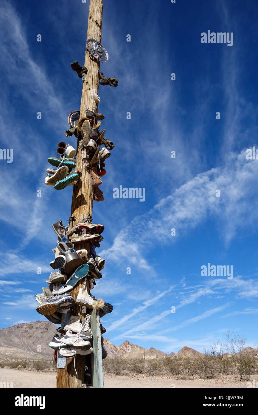 Eine vertikale Aufnahme einer Holzsäule mit hängenden Schuhen im Death Valley, National Park, Kalifornien, Nevada Stockfoto