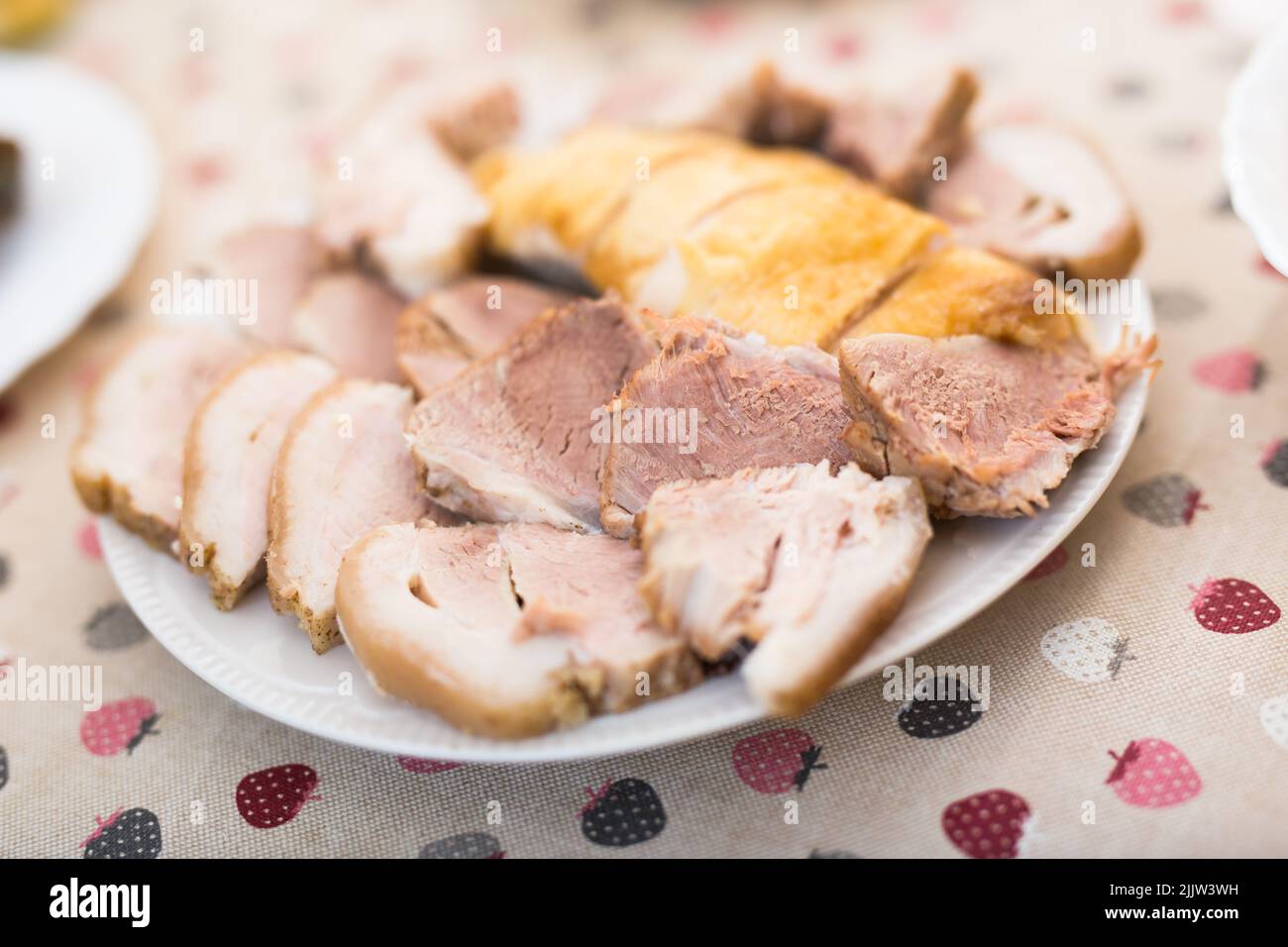 Aufschnitt von verschiedenen Arten von gekochtem Fleisch auf dem Teller Stockfoto