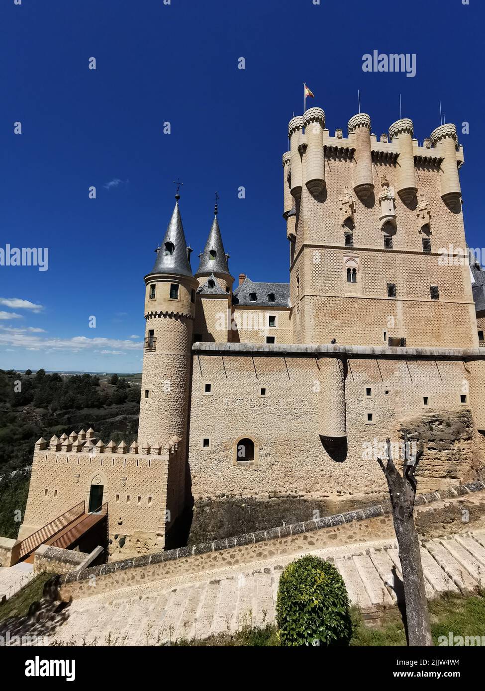Das berühmte alte mittelalterliche Schloss Segovia an einem sonnigen Tag vor blauem Himmel Stockfoto