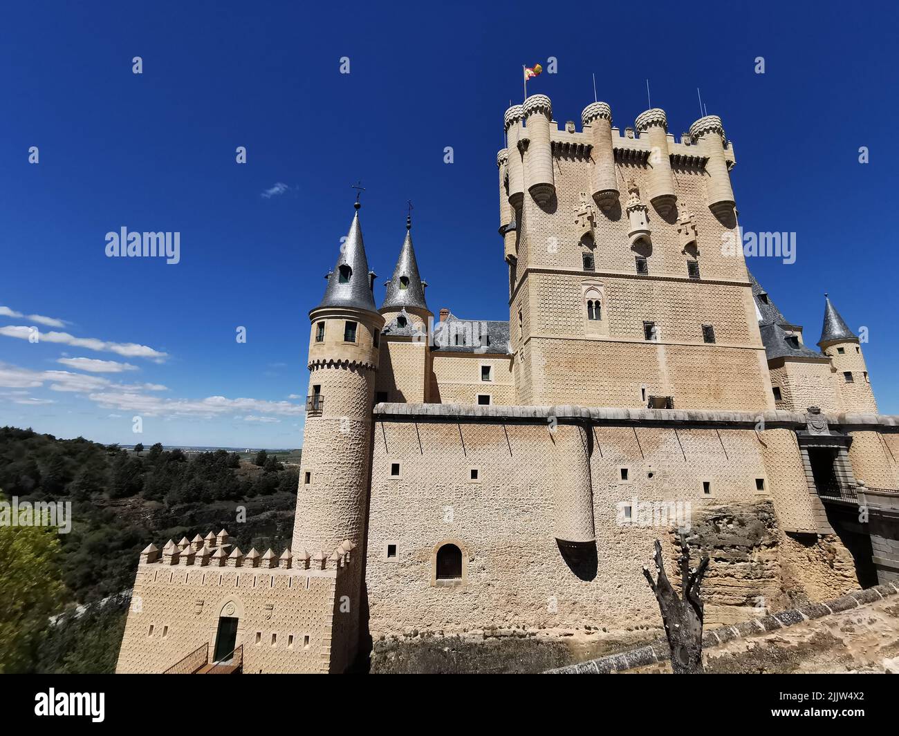 Das berühmte alte mittelalterliche Schloss Segovia an einem sonnigen Tag vor blauem Himmel Stockfoto