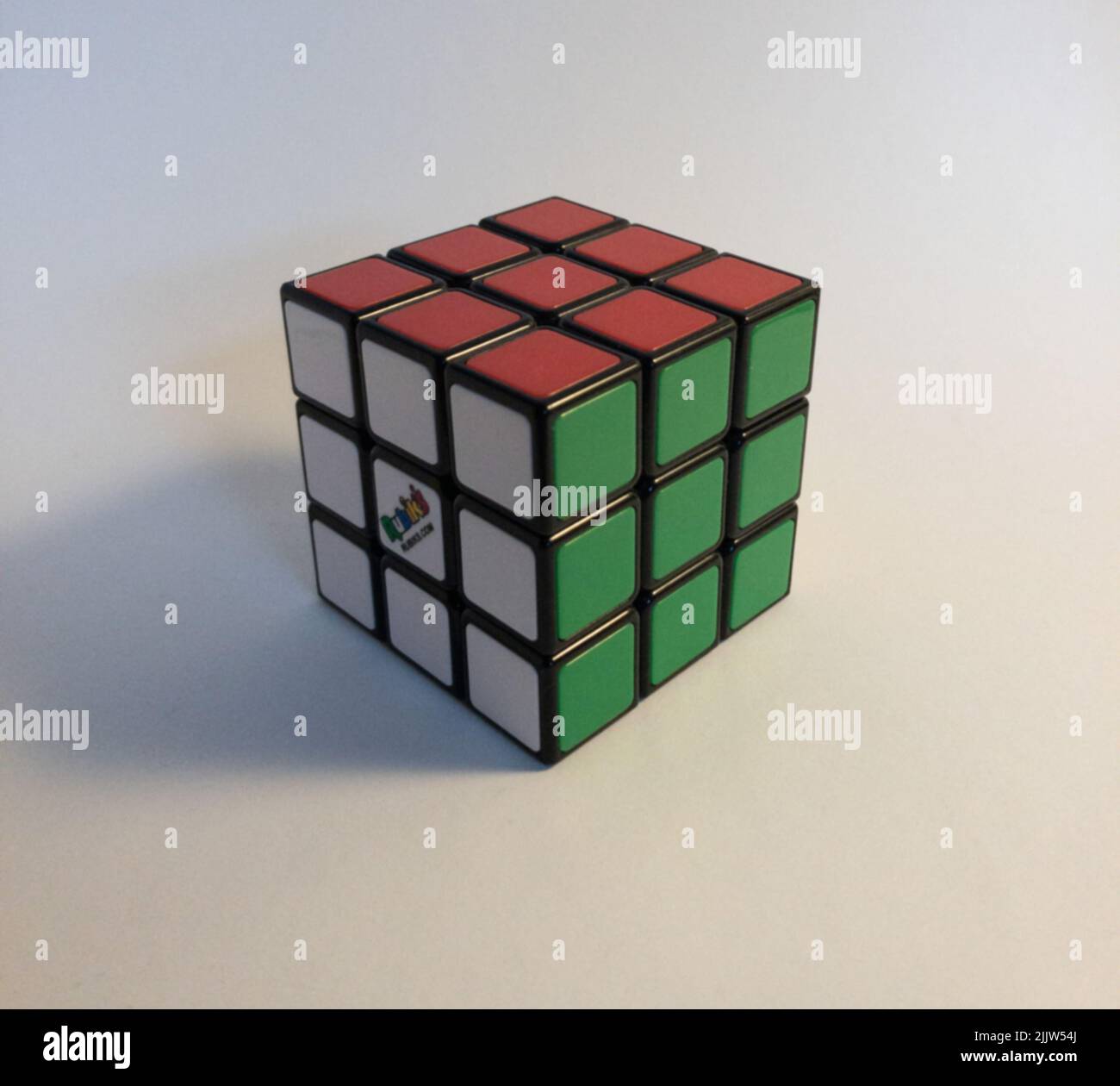 Nahaufnahme eines gelösten Rubik's Cube auf weißem Hintergrund Stockfoto