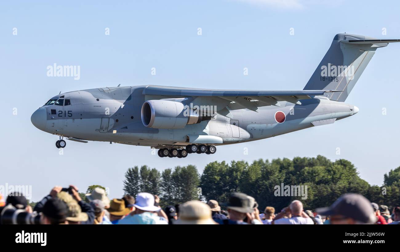 Japanische Air Self Defense Force - Kawasaki C-2 Ankunft in RAF Fairford am 14.. Juli, um an der Royal International Air Tattoo 2022 teilnehmen Stockfoto