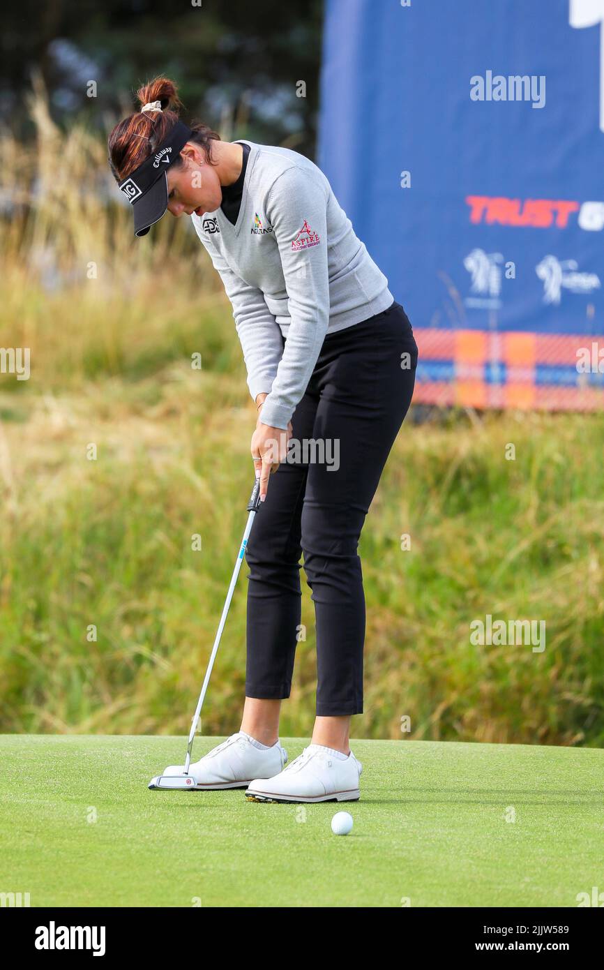 Dundonald Links, Irvine, Großbritannien. 28.. Juli 2022. Die erste Runde des Trust Golf Women's Scottish Golf begann mit 144 internationalen Wettbewerbern. Die zweite Runde findet am Freitag, den 29. Juli statt, und dann wird der Schnitt für die besten 70 Golfer gemacht, um am Saturday30.. Und Sonntag, den 31.. Anzutreten. Georgia Hall auf dem 11. grün. Kredit: Findlay/Alamy Live Nachrichten Stockfoto