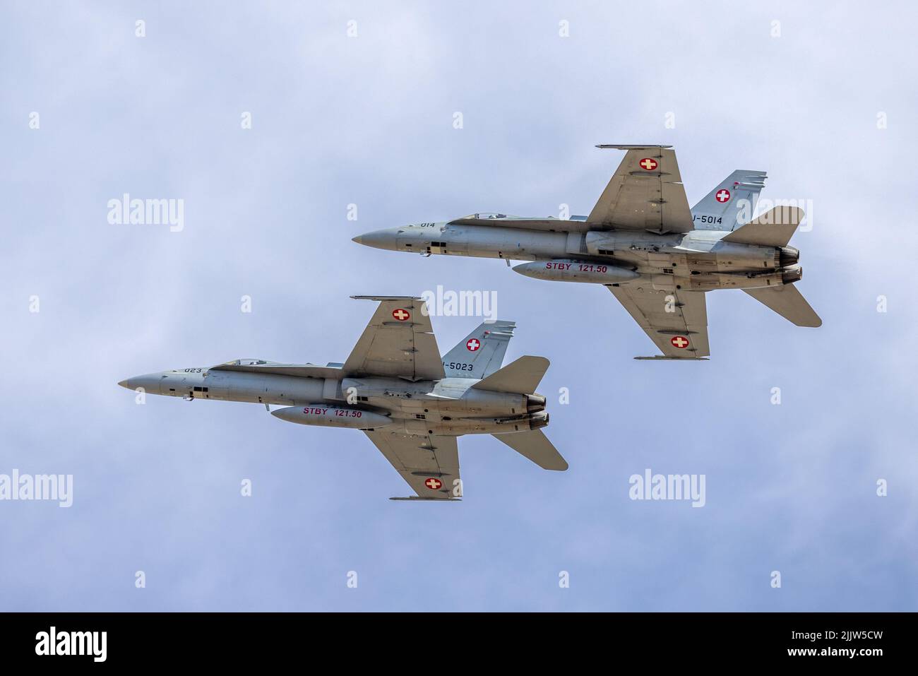 2 Swiss Air Force McDonnell Douglas F/A-18C Hornets kommen am 14.. Juli in RAF Fairford an, um an der Royal International Air Tattoo 2022 teilzunehmen Stockfoto