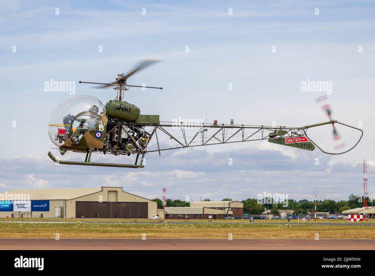 Flug mit historischen Armeeflugzeugen - Agusta Bell Sioux AH Mk1 (G-CICN) bei RAF Fairford am 14.. Juli, um an der RIAT 2022 teilzunehmen Stockfoto