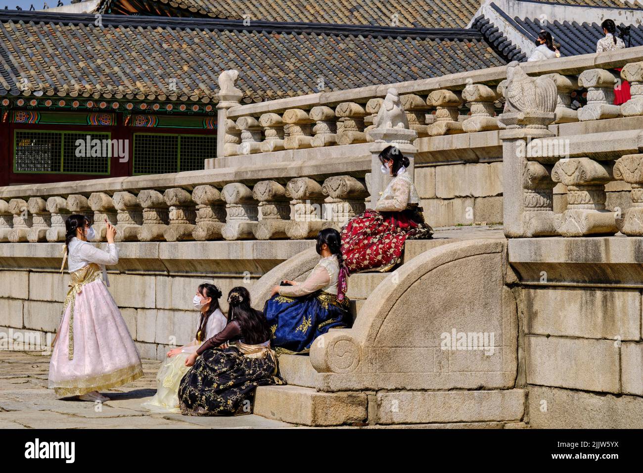 Südkorea, Seoul, Jongno-gu Bezirk, Gyeongbokgung Palast oder Gyeongbok Palast bedeutet Palast des strahlenden Glücks, Touristen in traditionellen dres Stockfoto