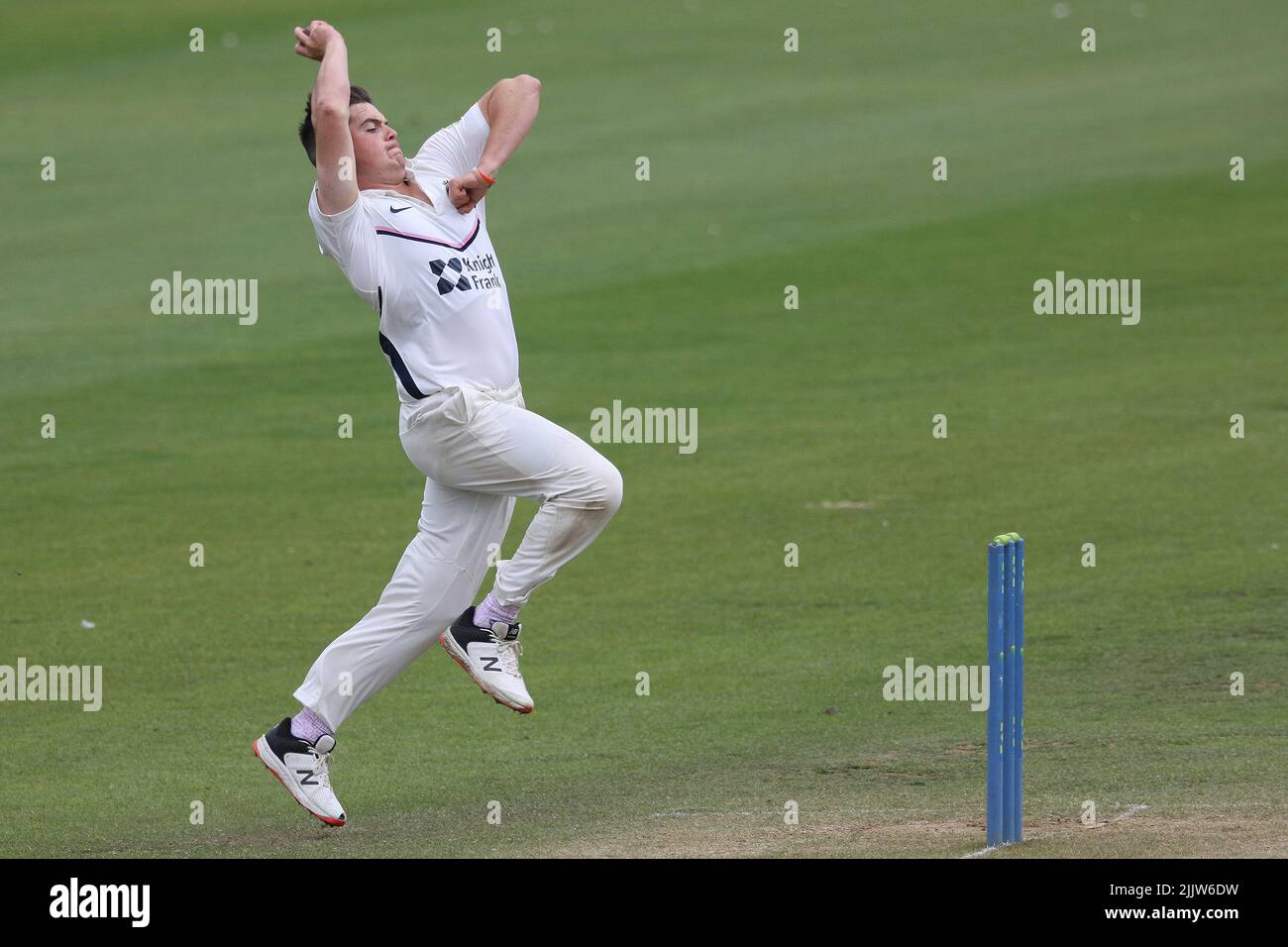 Ethan Bamber von Middlesex während des LV= County Championship-Spiels zwischen dem Durham County Cricket Club und dem Middlesex County Cricket Club am Donnerstag, dem 28.. Juli 2022, im Seat Unique Riverside, Chester le Street. (Kredit: Robert Smith | MI News) Kredit: MI Nachrichten & Sport /Alamy Live News Stockfoto