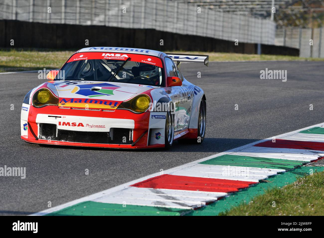 Scarperia, 3. April 2022: Porsche 996 GT3-RSR Jahr 2006 im Einsatz während des Mugello Classic 2022 auf dem Kurs Mugello in Italien. Stockfoto