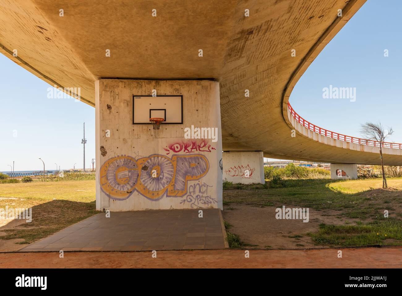 Ein perspektivischer Blick unter der Brücke mit einigen Graffiti-Zeichnungen. Stockfoto