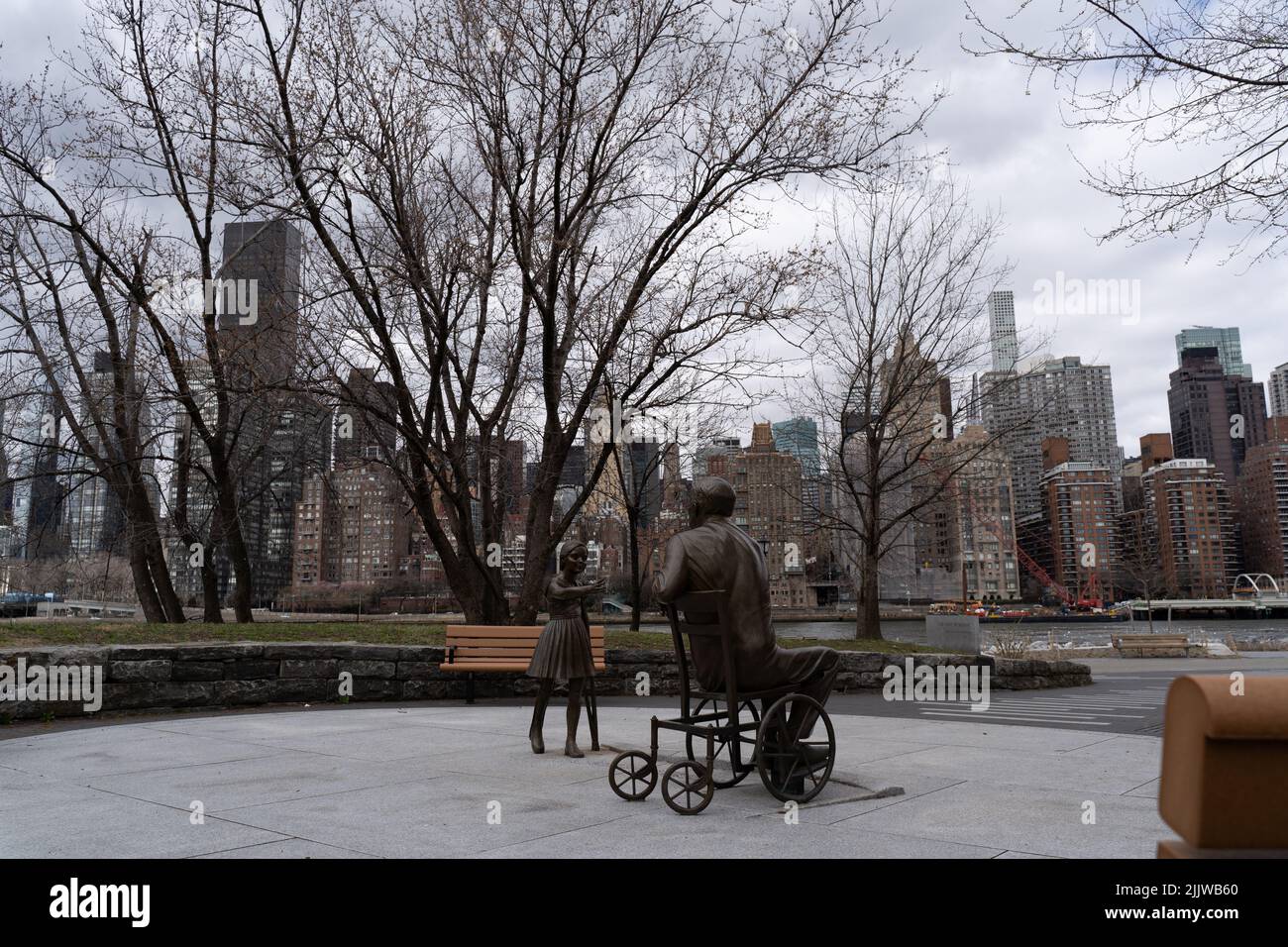 Blick auf das Denkmal der FDR Hope im Hintergrund von Gebäuden auf der Roosevelt-Insel Stockfoto