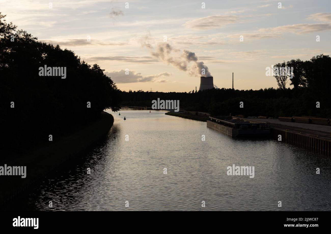 Lingen, Deutschland. 27.. Juli 2022. Blick auf das Kernkraftwerk Emsland (KKE) mit seinem Kühlturm. (To dpa 'Brennstäbe des Kernkraftwerks: Vom Uran bis zur Lieferzeit') Quelle: Friso Gentsch/dpa/Alamy Live News Stockfoto