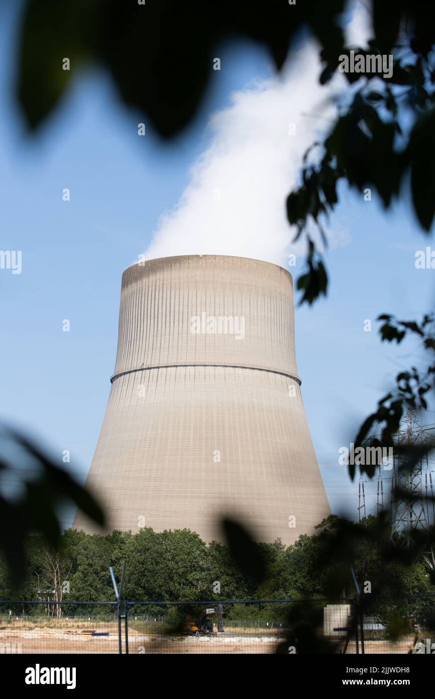 Lingen, Deutschland. 20.. Juli 2022. Blick auf das Kernkraftwerk Emsland (KKE) mit seinem Kühlturm. Quelle: Friso Gentsch/dpa/Alamy Live News Stockfoto