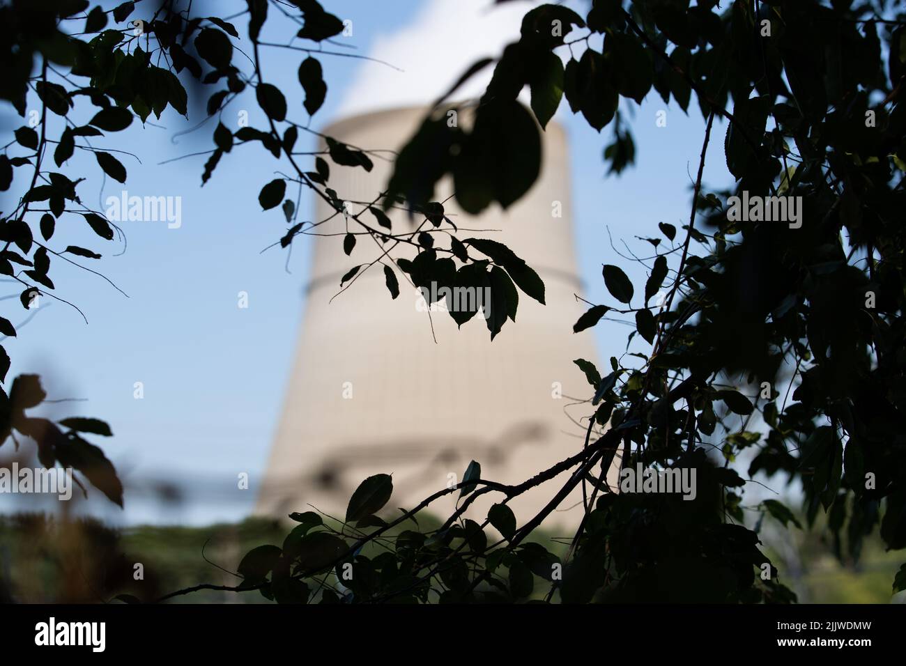 Lingen, Deutschland. 20.. Juli 2022. Blick auf das Kernkraftwerk Emsland (KKE) mit seinem Kühlturm. Quelle: Friso Gentsch/dpa/Alamy Live News Stockfoto