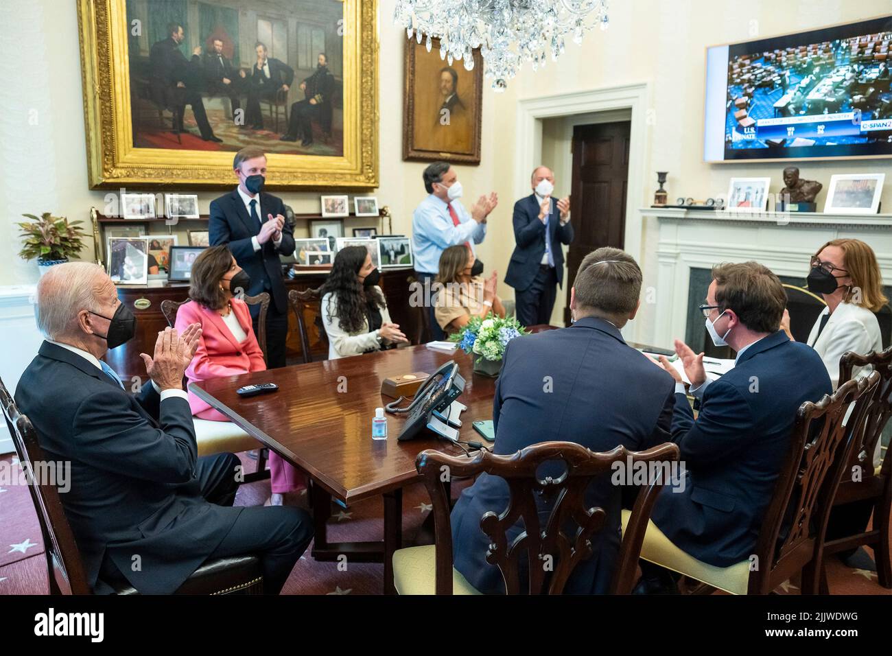 Washington, Vereinigte Staaten Von Amerika. 26.. Juli 2022. Washington, Vereinigte Staaten von Amerika. 26. Juli 2022. US-Präsident Joe Biden, begrüßt in einer parteiübergreifenden Abstimmung vom Roosevelt Room des Weißen Hauses am 26. Juli 2022 in Washington gemeinsam mit Mitgliedern seines Kabinetts und seiner Belegschaft die Verabschiedung des CHIPS-Gesetzes durch den Senat. DC das Gesetz ist ein $280-Milliarden-Gesetz zur Industriepolitik, um dem Aufstieg der chinesischen Technologieproduktion entgegenzuwirken. Bild: Adam Schultz/White House Photo/Alamy Live News Stockfoto