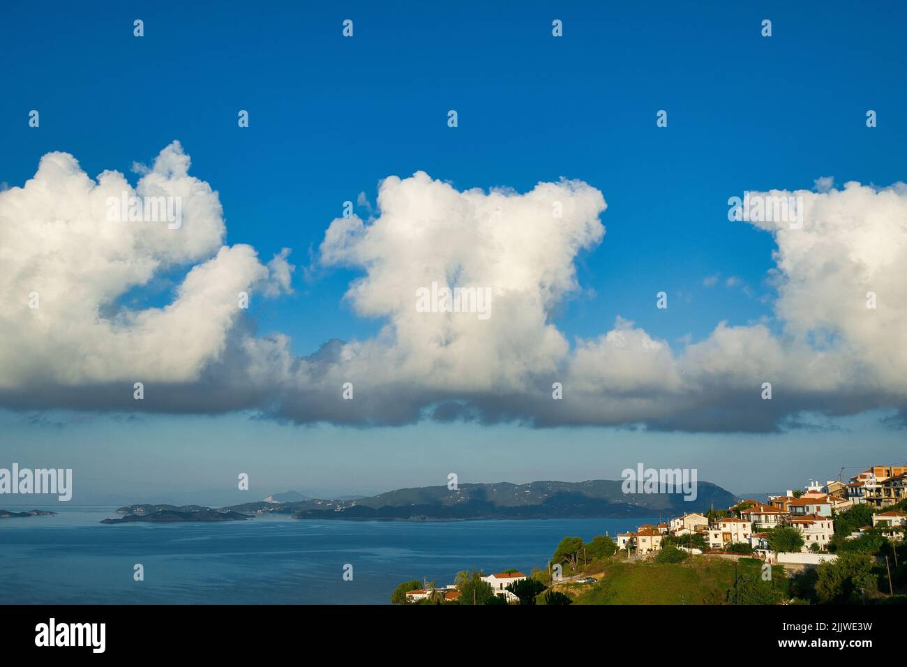 Die Insel Skiathos von Skopelos aus gesehen mit schönen Wolken, Griechenland Stockfoto