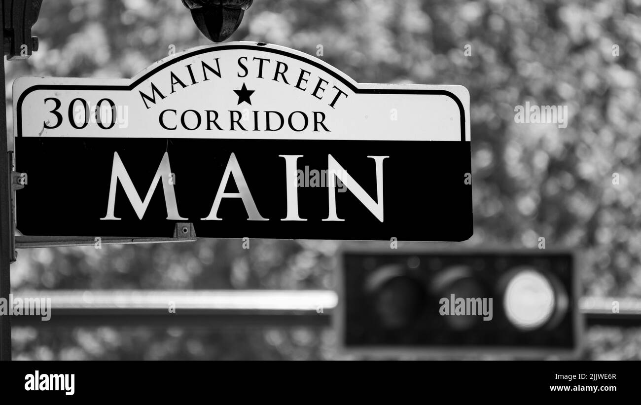 Ein graues Schild der Main Street in der Innenstadt von Houston, Texas Stockfoto