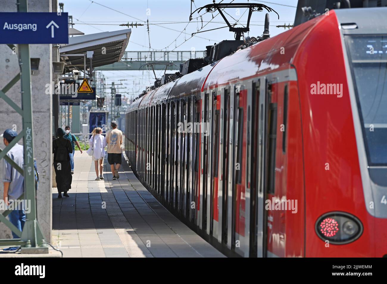 München, Deutschland. 28.. Juli 2022. S-Bahn am S-Bahnhof Donnersberger Brücke in München Zug, Pendler, ÖPNV. Hauptroute, Züge, Gleise, Züge, München. ? Kredit: dpa/Alamy Live Nachrichten Stockfoto