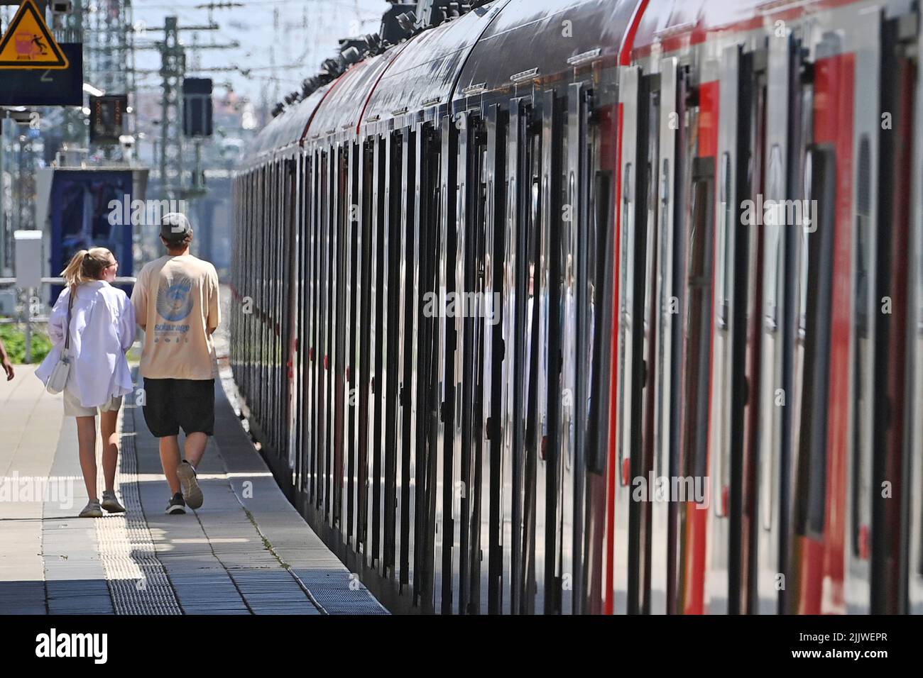 München, Deutschland. 28.. Juli 2022. S-Bahn am S-Bahnhof Donnersberger Brücke in München Zug, Pendler, ÖPNV. Hauptroute, Züge, Gleise, Züge, München. ? Kredit: dpa/Alamy Live Nachrichten Stockfoto