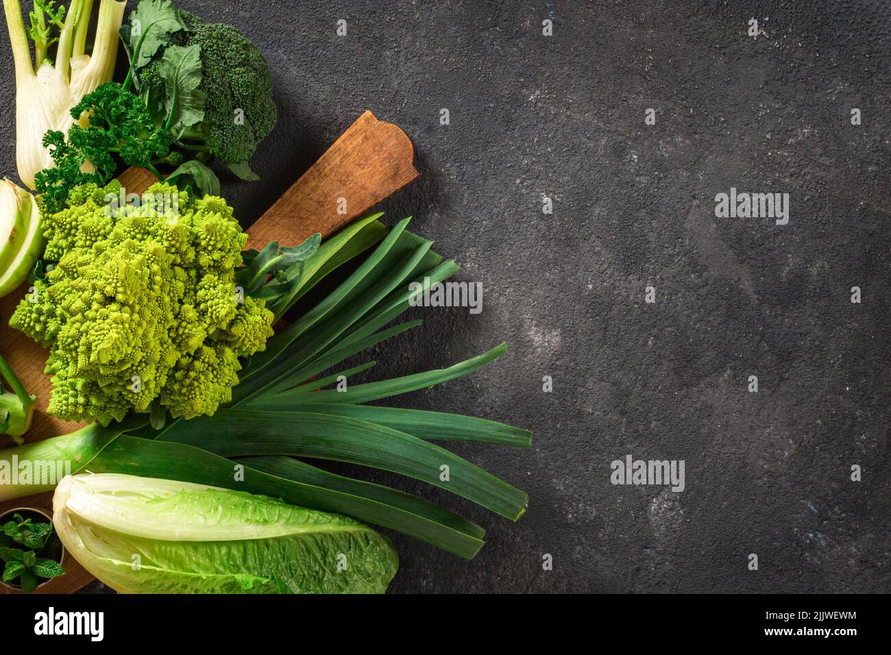 Gesunde Lebensmittel Draufsicht frisches grünes Gemüse auf dunklem Hintergrund mit Kopierfläche Stockfoto