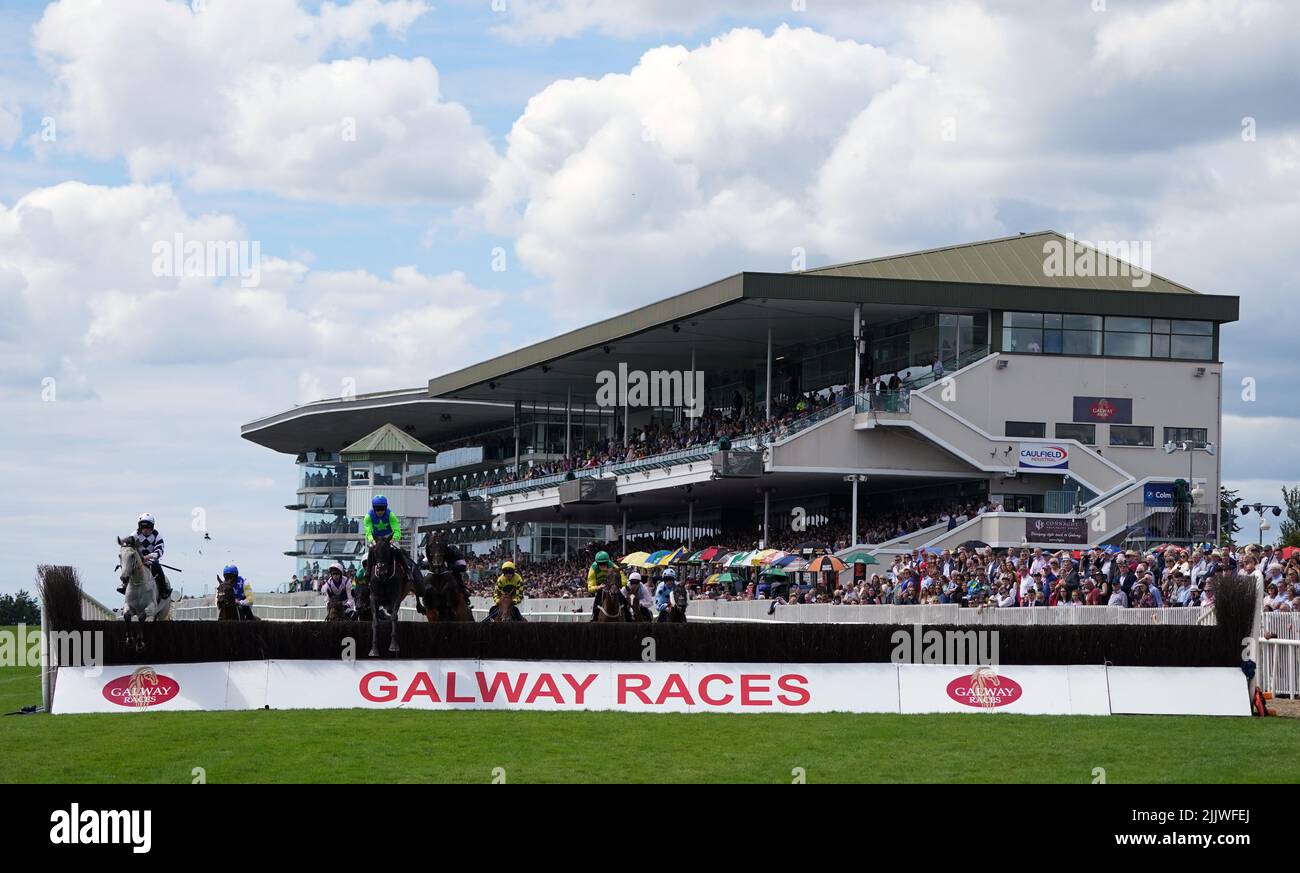Läufer und Reiter im Guinness Beginners Chase am vierten Tag des Galway Races Summer Festival 2022 auf der Galway Racecourse in der Grafschaft Galway, Irland. Bilddatum: Donnerstag, 28. Juli 2022. Stockfoto