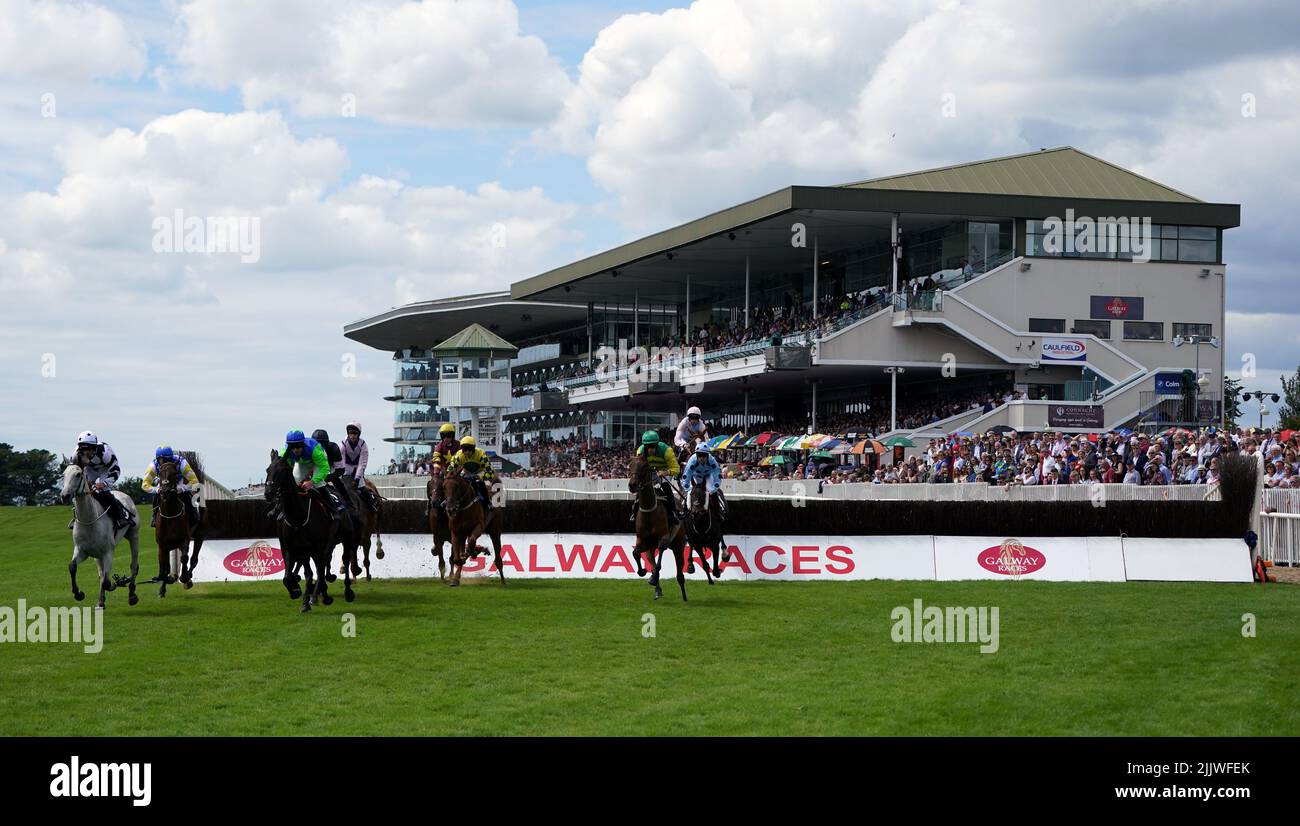 Läufer und Reiter im Guinness Beginners Chase am vierten Tag des Galway Races Summer Festival 2022 auf der Galway Racecourse in der Grafschaft Galway, Irland. Bilddatum: Donnerstag, 28. Juli 2022. Stockfoto
