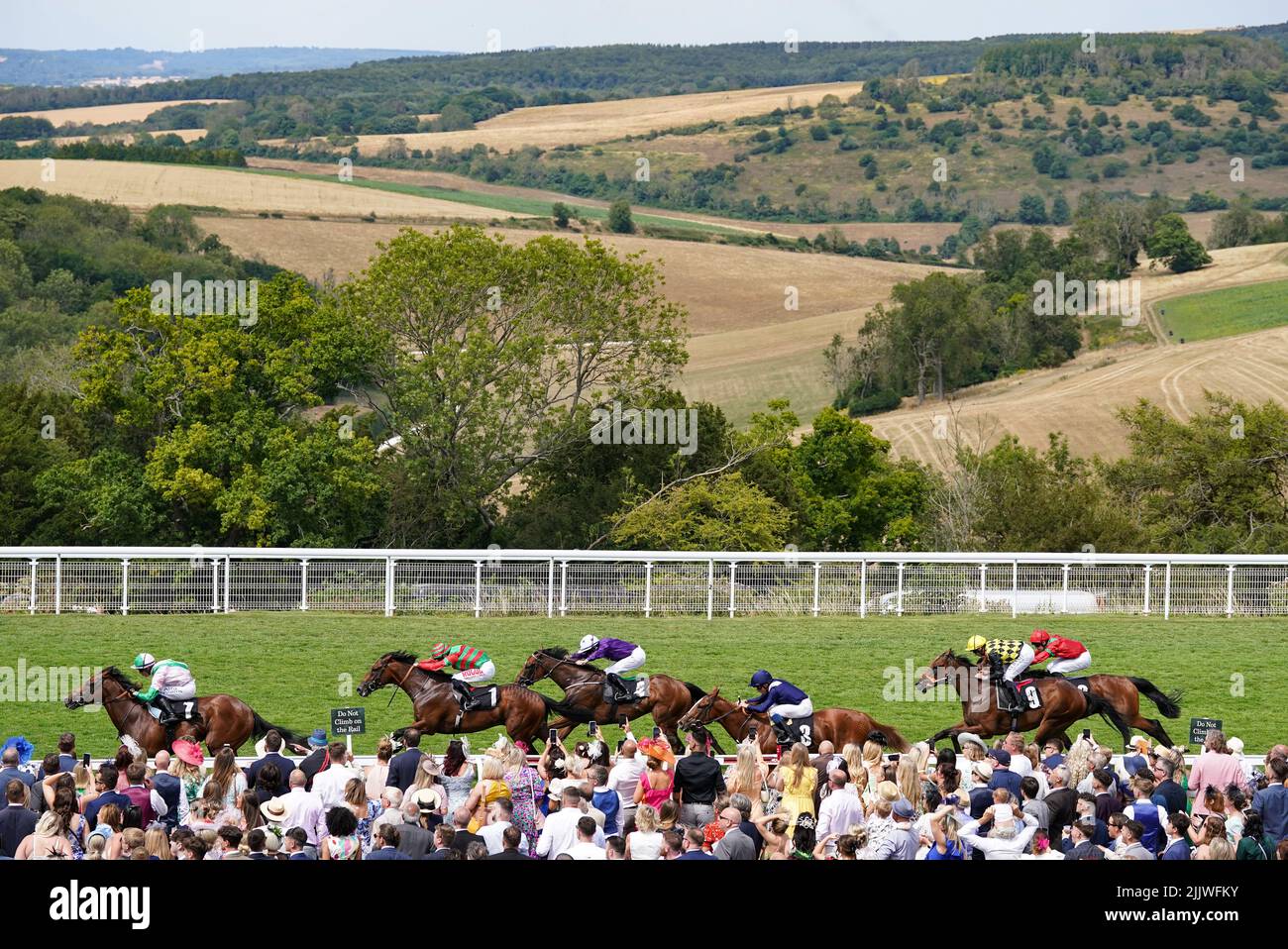 Royal Scotsman mit Jim Crowley (links) gewinnt am dritten Tag des Qatar Goodwood Festival 2022 auf der Goodwood Racecourse in Chichester die Richmond Stakes. Bilddatum: Donnerstag, 28. Juli 2022. Stockfoto