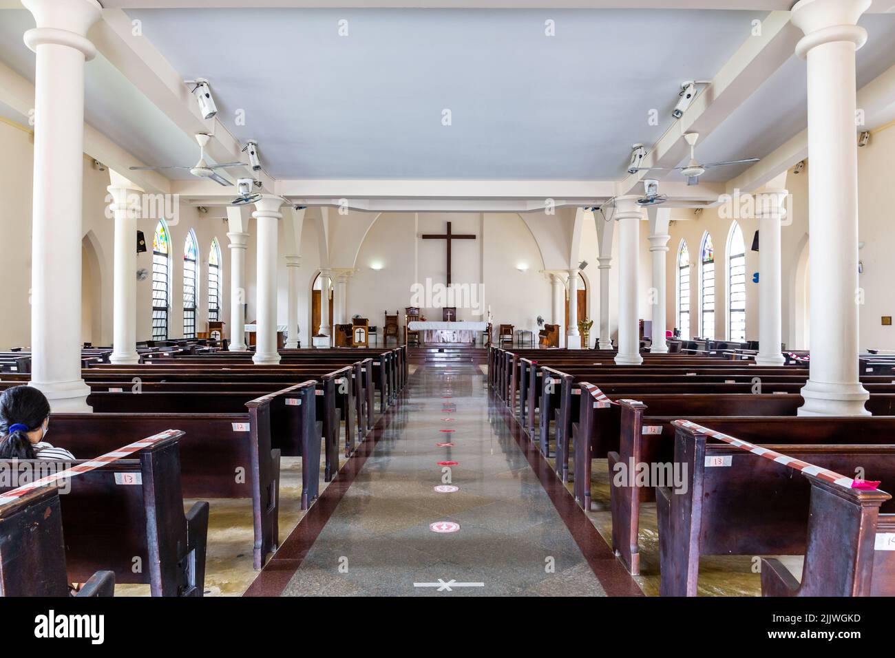 Victoria, Seychellen, 04.05.21. Hauptschiff und Altar der St. Paul's Anglican Cathedral, Victoria, Seychellen, Innenansicht der Kirche. Stockfoto